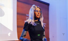 <b>“我的决策过程依赖于广据阐发并取公司的计谋</b>